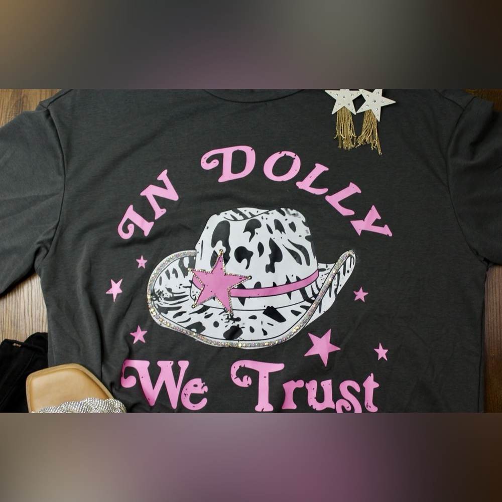 “In Dolly we trust” graphic tee